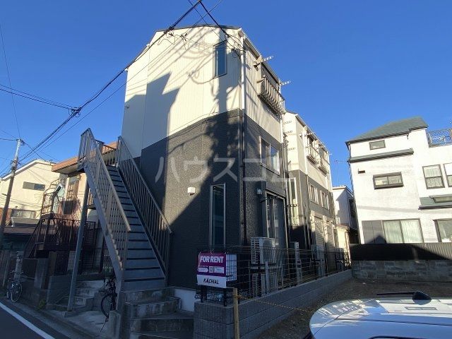 横浜市鶴見区仲通のアパートの建物外観