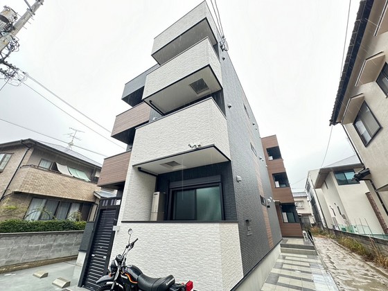 広島市中区江波東のアパートの建物外観