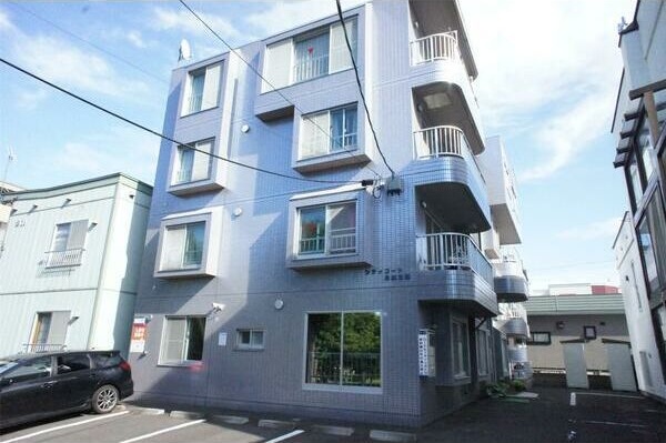 札幌市豊平区月寒西二条のマンションの建物外観