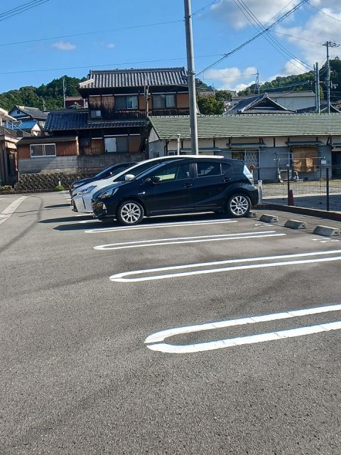 【海南市重根のアパートの駐車場】