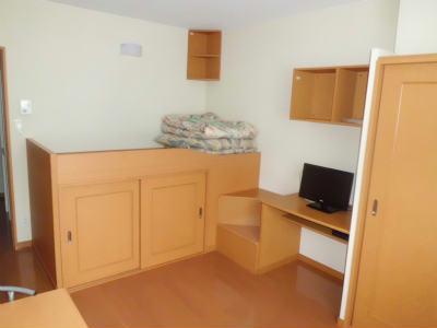 居室・リビング　布団は短期契約の時のみ付きます。