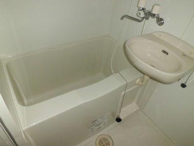 バス・シャワールーム　洗面台付バスルーム。