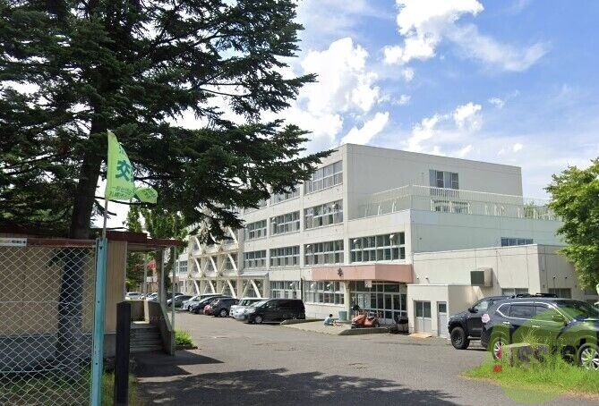 中学校　札幌市立真駒内曙中学校（中学校）まで1004m