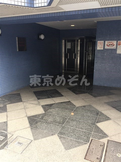 【新宿区若松町のマンションのエントランス】