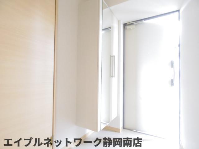 玄関　収納もある玄関です
