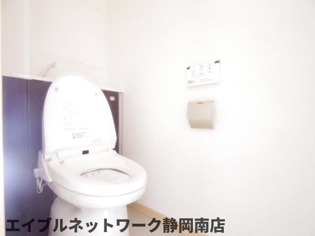 トイレ　落ち着いた色調のトイレです