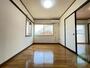 居室・リビング　５．４帖の洋室です。生活のメインとなる部屋ですね。
