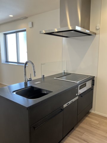 キッチン　ステンレス製のレンジフードもすっきりとオシャレです