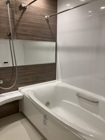 バス・シャワールーム　ゆったりと脚を伸ばしてくつろげるバスルーム