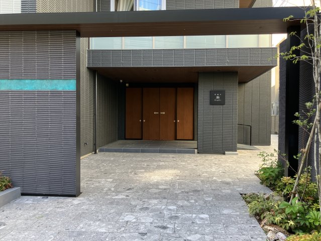 エントランス　重厚な門構えでハイグレードさが漂うエントランス