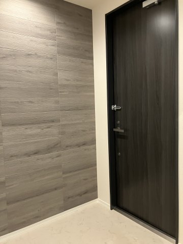 玄関　シックな壁面が出迎えてくれる玄関