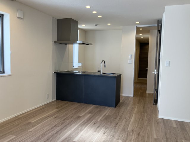 居室・リビング　広々12帖超のLDK、窓が多く明るく風通し良好