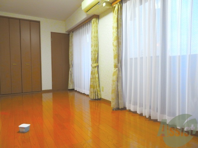 居室・リビング　こちらの広々としたリビングは８．７帖になりますよー。