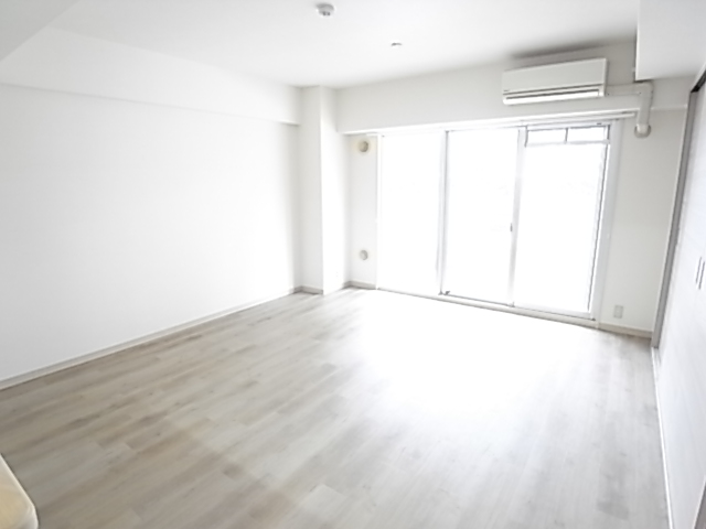 居室・リビング　日当たり良好で明るいリビングです♪