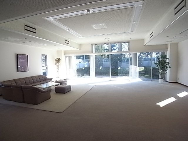 ロビー　広々スペース、小学生の登校班集合場所で雨の日も安心です。