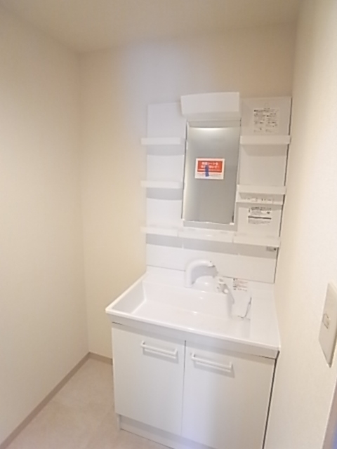 洗面設備　ゆったりサイズの洗面台は便利ですよ。