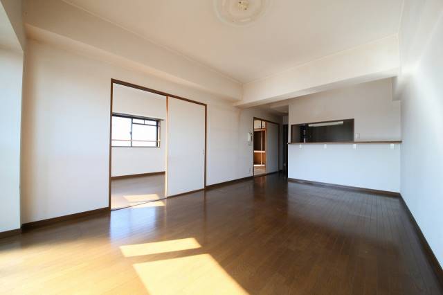 居室・リビング　仕切りを開ければ開放感があります