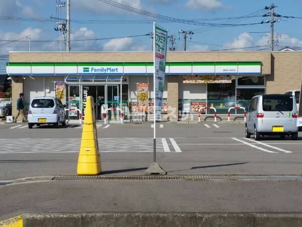 コンビニ　ファミリーマート 高岡中川栄町店（コンビニ）まで301m