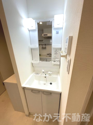 洗面設備　ゆったりとスペースのある洗面所