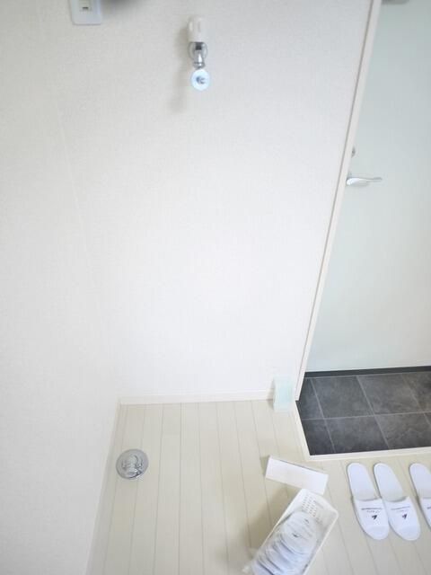 その他　洗濯機置き場は室内にあるので雨に濡れる心配はありません。