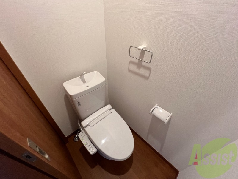 トイレ　温水洗浄便座でウォシュレット機能も付いています。