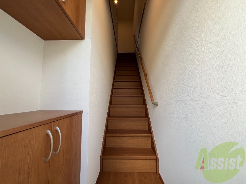 玄関　玄関を入ると貸段があり、階段で２階に上がります。