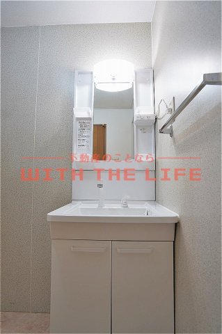 洗面設備　独立洗面台、小物を置くことができて便利です