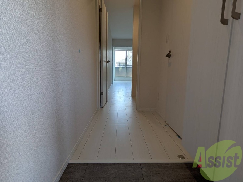 玄関　玄関からは窓まで一直線。良く風も抜けますね。