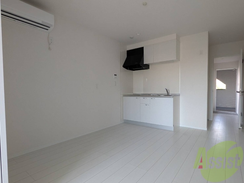 居室・リビング　リビングは白基調のデザインでキレイで住みたくなるお部屋です。