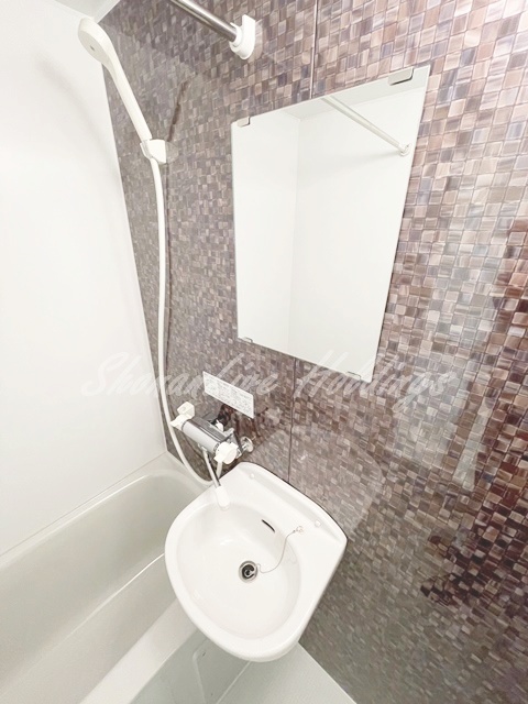 洗面設備　明るい洗面所です