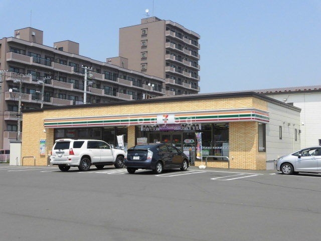 コンビニ　セブンイレブン苫小牧三光町店（コンビニ）まで371m