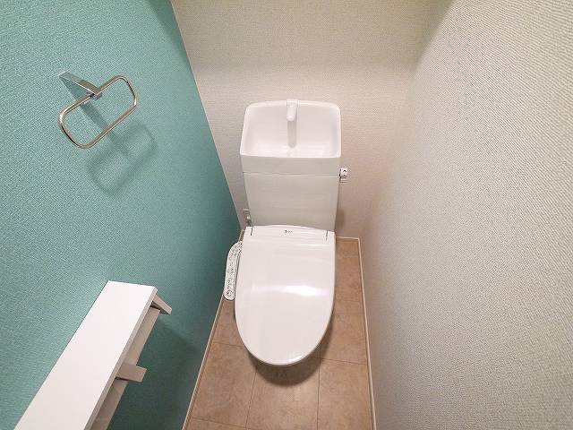 トイレ　落ち着いた色調のトイレです