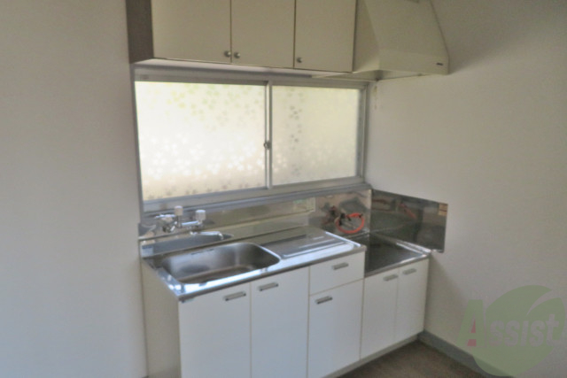 キッチン　キッチンは２口コンロが置けるくらい広々しています。