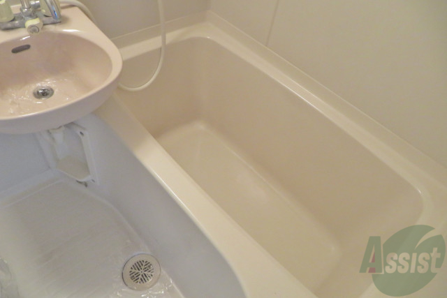 バス・シャワールーム　浴室は肩まで浸かれるくらい広々しております。
