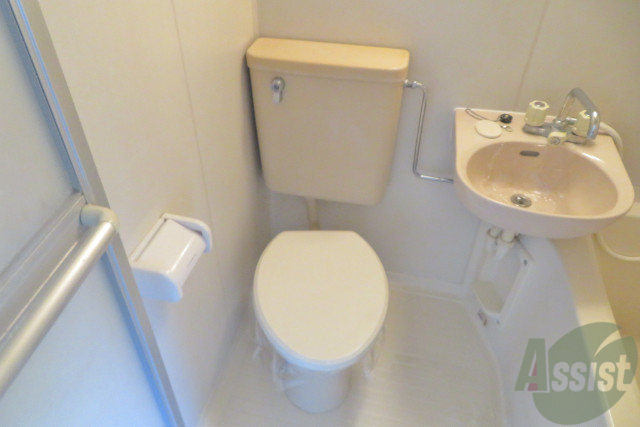 トイレ　バストイレ共同でしたので、トイレはお風呂場にございます。