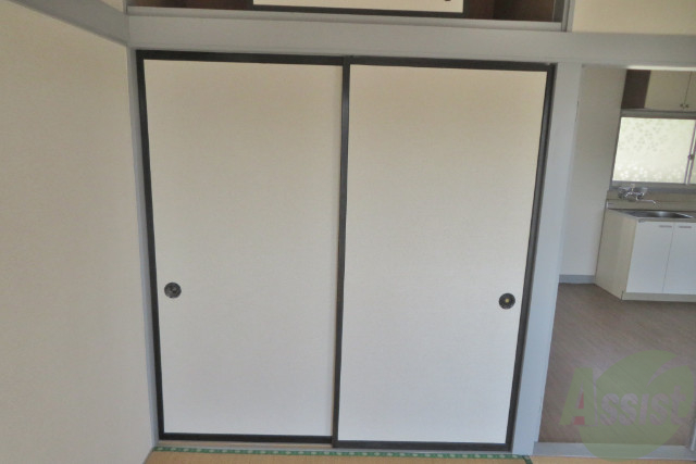 収納　収納箇所は押し入れです。荷物などの収納はこちらです。