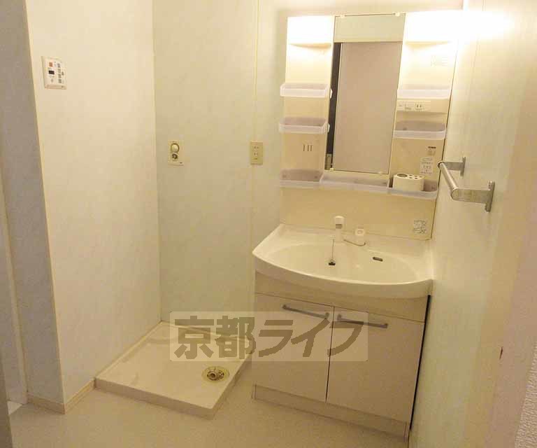 洗面設備　洗面台横にスペースが！