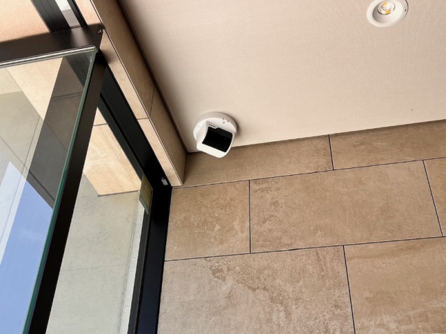 エントランス　防犯カメラ