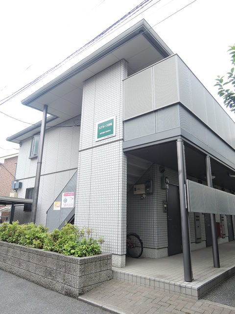 建物外観　角地に立地・敷地内駐輪場・ゴミ置場ございます