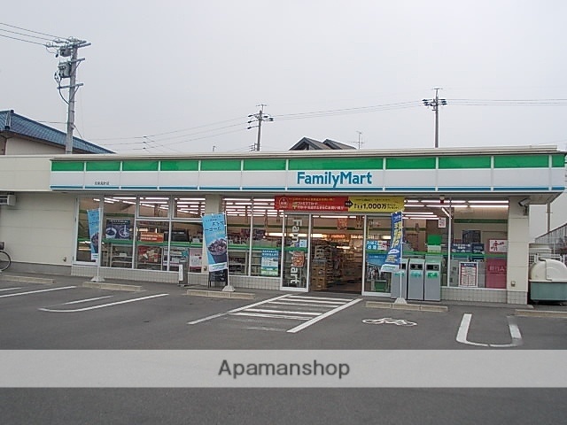 コンビニ　ファミリーマート（コンビニ）まで750m