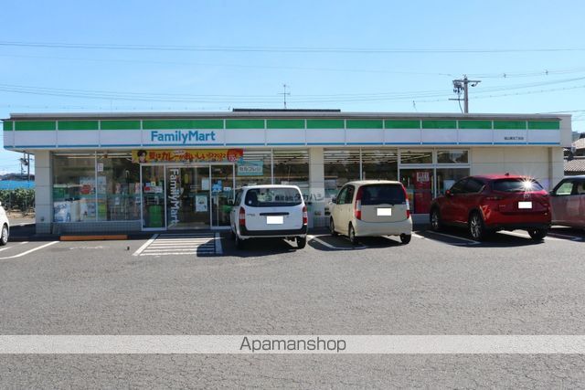 コンビニ　ファミリーマート（コンビニ）まで400m