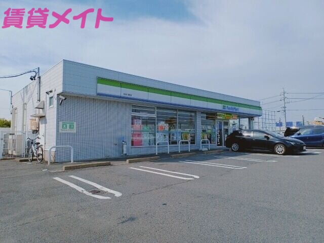 コンビニ　ファミリーマート名四川越店（コンビニ）まで422m