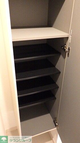 その他　玄関収納　※同タイプ（203号室）の写真