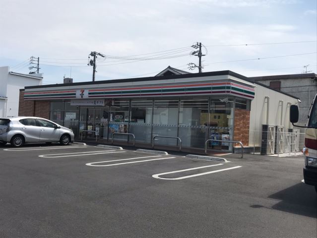 コンビニ　セブンイレブン（コンビニ）まで590m