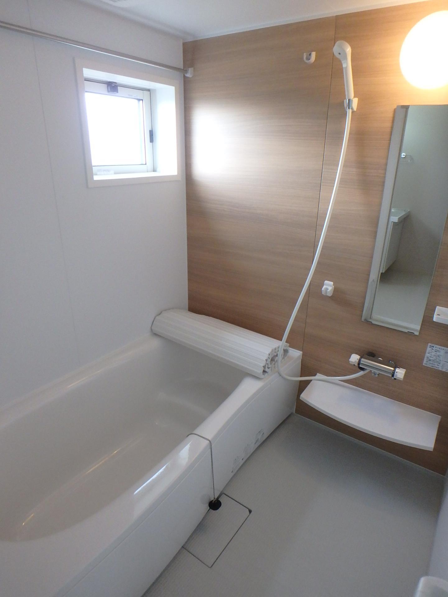 バス・シャワールーム　一坪タイプの浴室でゆったりくつろげます