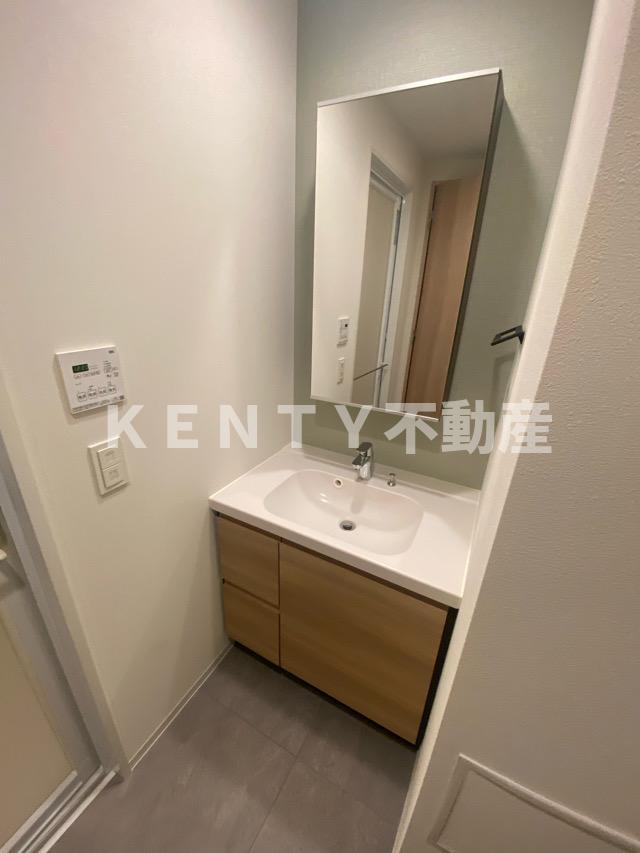 洗面設備　独立洗面台あり、毎朝おしゃれに忙しい女性の方におすすめです