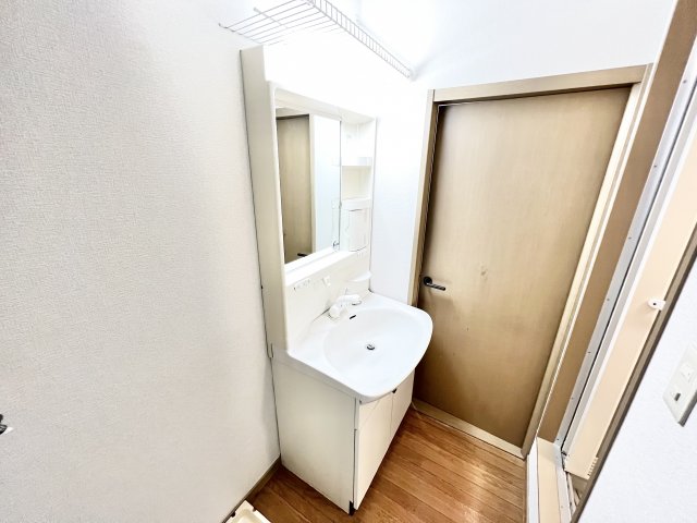 洗面設備　独立洗面台、朝の身支度には欠かせません