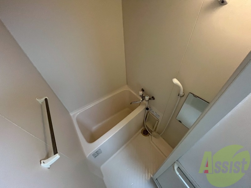 バス・シャワールーム　こちらはお風呂。一日の疲れをここで癒してください。