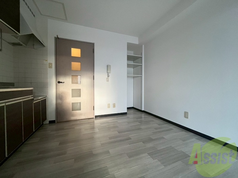 居室・リビング　木目のフローリングは落ち着きのある印象のお部屋になりますね。