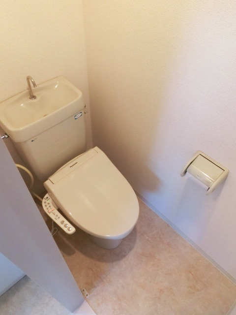 トイレ　ウォシュレット完備のトイレですよ。